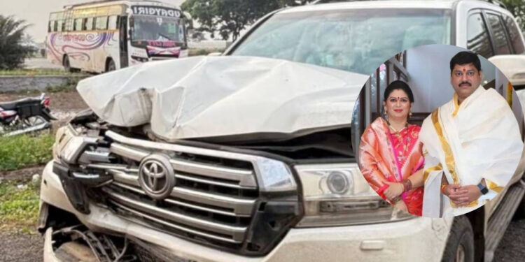 Rajshree Dhananjay Munde car accident at Sortapwadi on Pune Solapur highway